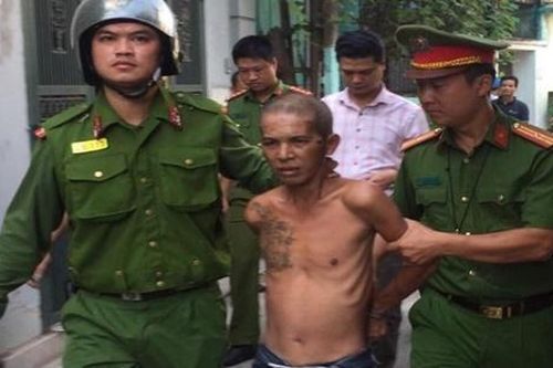 Đối tượng ngáo đá cầm hung khí xông vào nhà dân cố thủ