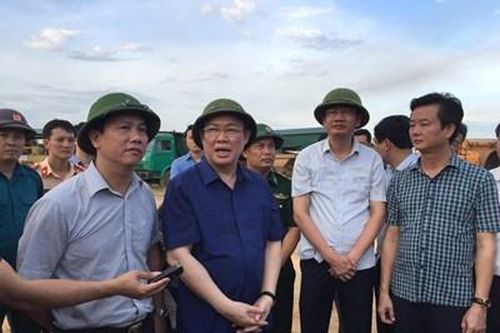 Phó Thủ tướng Vương Đình Huệ tặng quà, động viên lực lượng chữa cháy rừng