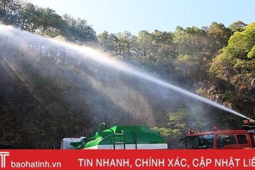 Lửa rừng ở Nghi Xuân sắp bén đến kho than và xưởng gỗ