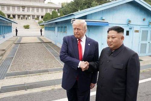 Chủ tịch Kim Jong-un và Tổng thống Trump bắt tay nhau trong cuộc gặp lịch sử tại DMZ