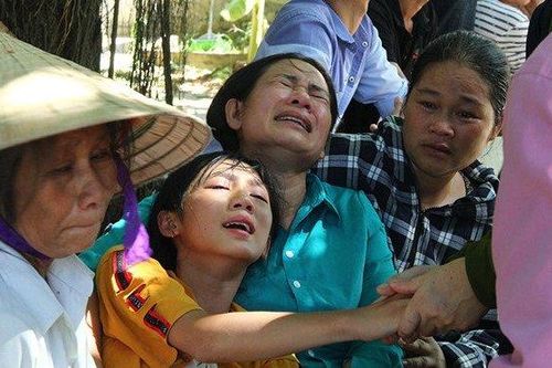 Vụ tàu cá Nghệ An bị chìm: Đau đớn đón thi thể ngư dân về quê mai táng