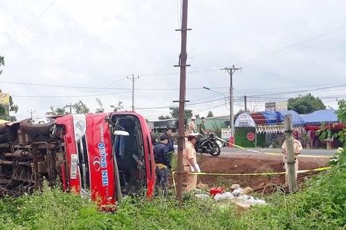 GiaLai: Tai nạn khiến 3 người thương vong, 1 xe khách lật nghiêng