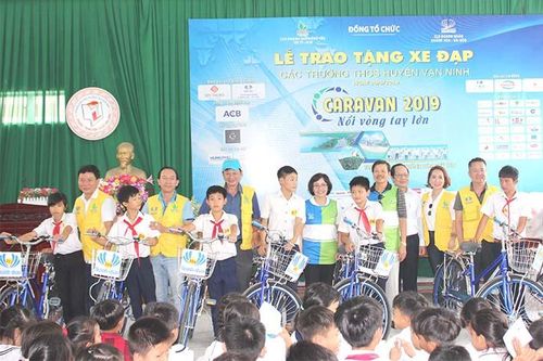 Chia sẻ với học sinh nghèo