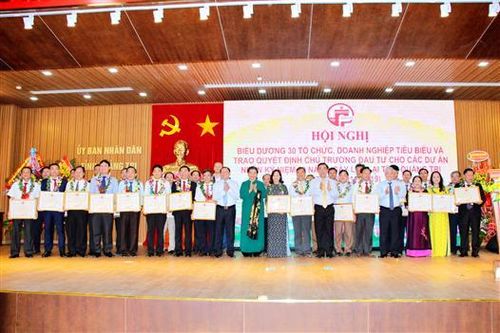 Biểu dương 30 tổ chức, doanh nghiệp tiêu biểu và trao quyết định chủ trương đầu tư cho các dự án