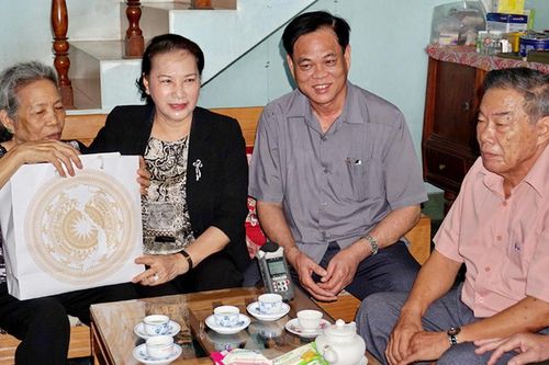 Chủ tịch Quốc hội thăm Mẹ Việt Nam Anh hùng ở Phú Yên