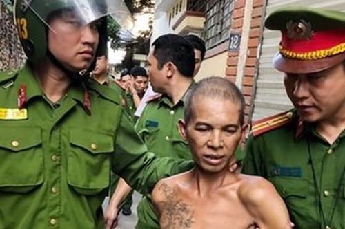 Người đàn ông có biểu hiện tâm thần lao vào nhà dân... cố thủ