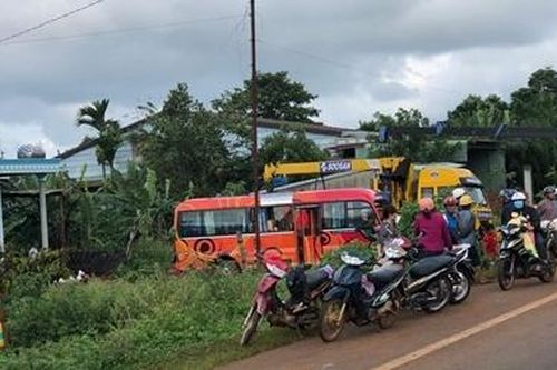 Xe khách tông thương vong 3 người đứng lề đường rồi lật nghiêng