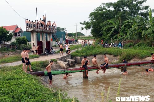 Thanh thiếu niên rủ nhau giải nhiệt ở trạm bơm thủy lợi giữa Hà Nội