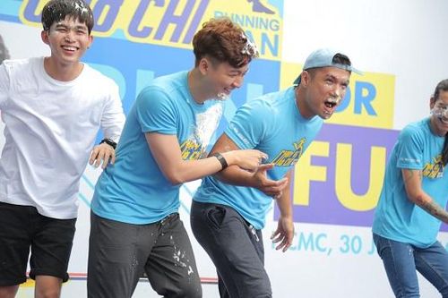 Bị trét bánh kem đầy mặt trong ngày sinh nhật, Ngô Kiến Huy 'trả thù' dàn nghệ sĩ Running Man