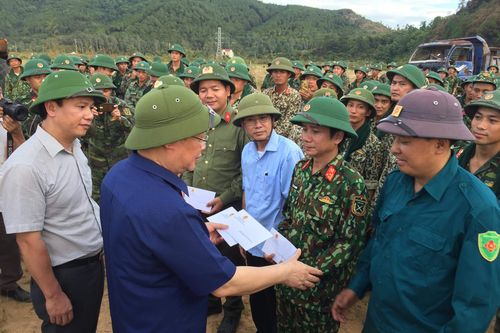 Phó Thủ tướng Vương Đình Huệ động viên lực lượng chữa cháy rừng ở Hà Tĩnh