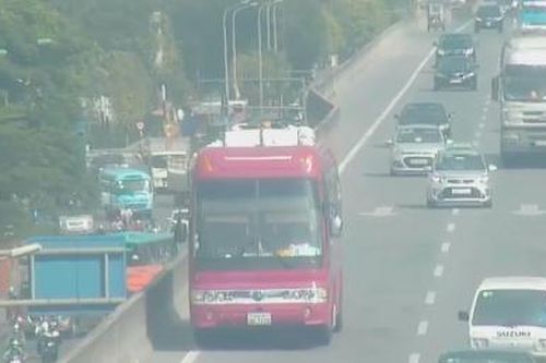 Xử phạt xe khách biển Lào đi lùi trên đường vành đai 3