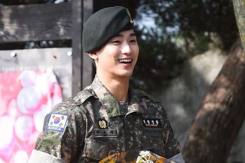 Mỹ nam Kim Soo Hyun rạng rỡ trong ngày xuất ngũ