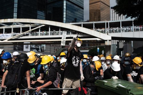 Người biểu tình Hong Kong tìm cách phá cửa tòa nhà Hội đồng Lập pháp