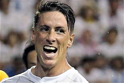 Torres suýt lập siêu phẩm từ giữa sân ở Nhật Bản