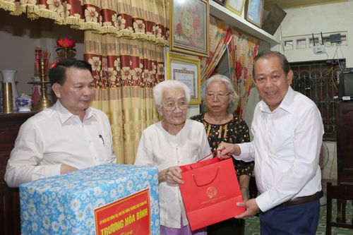 Phó Thủ tướng Thường trực thăm đối tượng chính sách tỉnh Quảng Bình