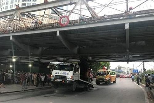 Xe cứu hộ lao vào gầm cầu Long Biên