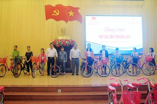 Tặng 30 xe đạp cho học sinh nghèo