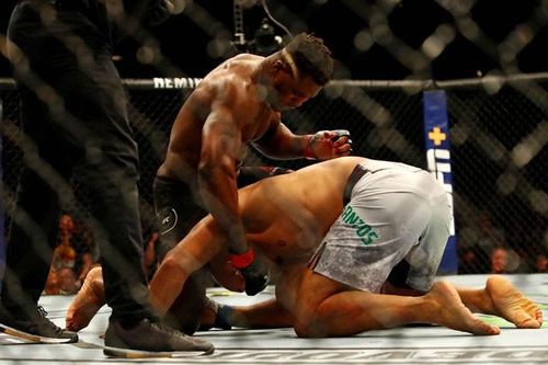Đấm hụt một ly, cựu vương UFC hứng trọn cơn mưa đòn cuồng nộ