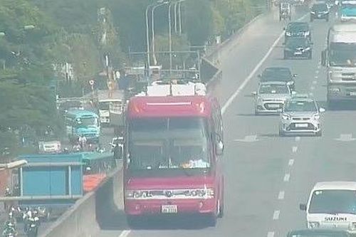 Phạt tài xế cho xe đi lùi ở đường vành đai 3 trên cao
