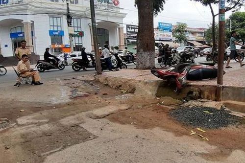 Tông vào cột đèn chiếu sáng, 2 người thương vong