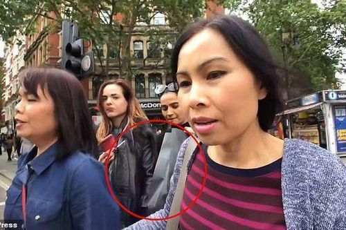 'Nữ đạo chích' móc trộm ví tiền du khách lọt vào ống kính máy ảnh