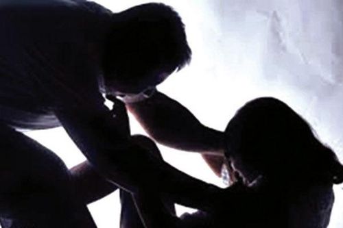 Cô gái cắn tay 'yêu râu xanh' sau buổi tối tập văn nghệ ở thôn