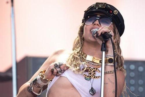 Miley Cyrus vén áo khoe ngực ngay trên sân khấu