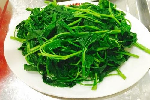 Mẹo luộc rau muống luôn xanh ngắt, giòn ngon