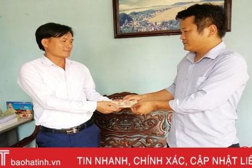 Bạn đọc Báo Hà Tĩnh trao quà hỗ trợ lực lượng chữa cháy rừng ở Nghi Xuân