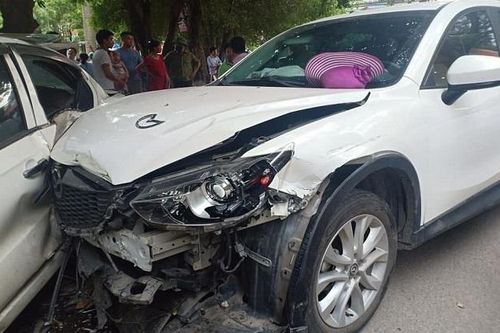 Ô tô Mazda tông hàng loạt xe trên đường, cô gái bị thương nặng phải nhập viện cấp cứu