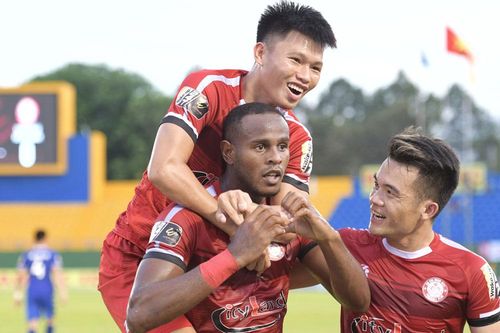 V.League nửa chặng đường