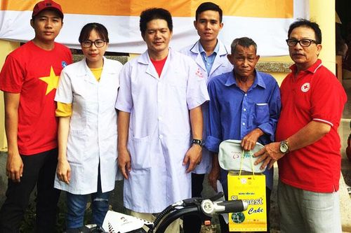 Khám bệnh và tặng 600 suất quà cho người dân có hoàn cảnh khó khăn