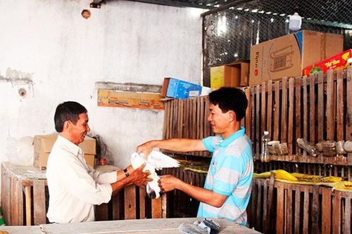 Cán bộ mặt trận hết lòng vì dân
