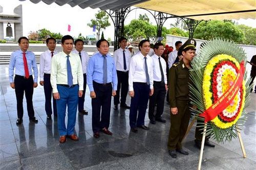 Đoàn lãnh đạo tỉnh Phú Thọ dâng hương, dâng hoa, viếng các anh hùng liệt sĩ tại Nghĩa trang LSQG Trường Sơn và Đường 9