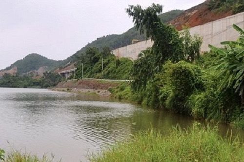 Đà Nẵng: Kè chống sạt lở khẩn cấp sông Cu Đê thi công 3 năm chưa xong