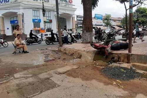 Tông vào cột đèn chiếu sáng, 2 người thương vong