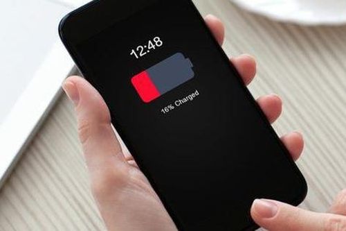 Tại sao smartphone ngày một tốt lên, nhưng pin vẫn tệ như xưa?