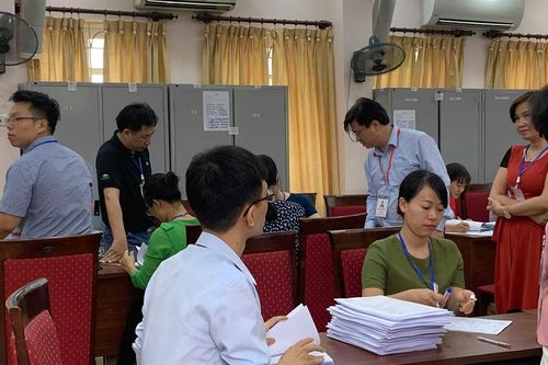 Thi THPT quốc gia: Môn Ngữ văn ít điểm 9, cảnh báo chấm chặt khiến thí sinh bị thiệt