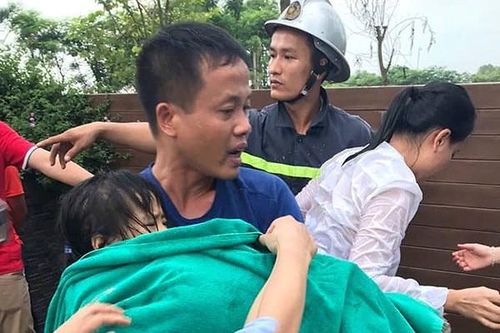 Cháu bé đi bơi bị 'dính' tay vào đường ống hút cặn bể