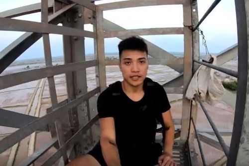 Vlogger khiến dân mạng khó hiểu khi thử thách leo cột điện cao 100 m