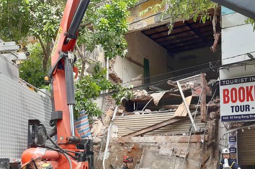 Mặt tiền nhà 2 tầng ở Hàng Bông đổ sập, một người bị mắc kẹt