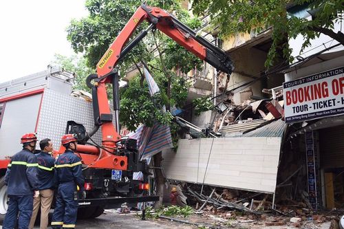 Hiện trường vụ sập nhà 2 tầng ở phố Hàng Bông
