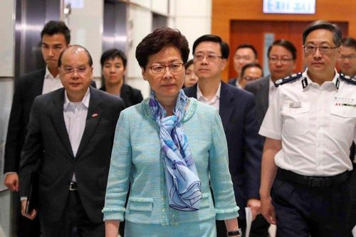 Đặc khu trưởng Hong Kong họp báo lúc 4h sáng lên án biểu tình bạo lực