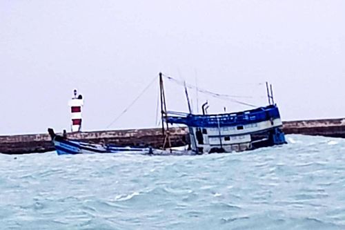 Tàu chở 71 tấn dầu chìm ở cảng Phú Quý, có nguy cơ tràn dầu ra biển
