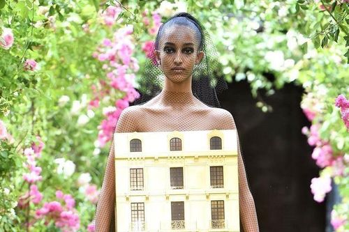 Người mẫu diện váy hình tòa nhà catwalk trong show thời trang
