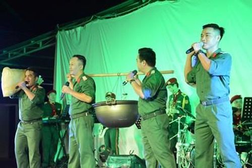 Văn công Quân khu 5 về Hòn Lay