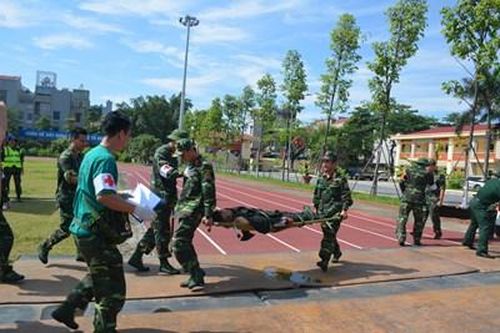 Những người lính mũ nồi xanh áo trắng trên thao trường