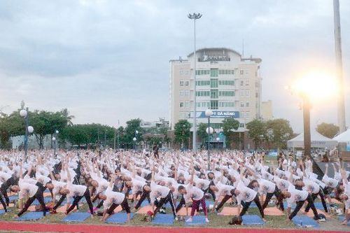 Hơn 1.000 người tham gia đồng diễn Yoga