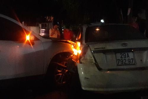 'Ô tô điên' gây tai nạn liên hoàn, náo loạn đường phố