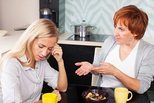 Vừa dỡ rạp cưới, mẹ chồng đã đòi tất cả số vàng vợ chồng được tặng
